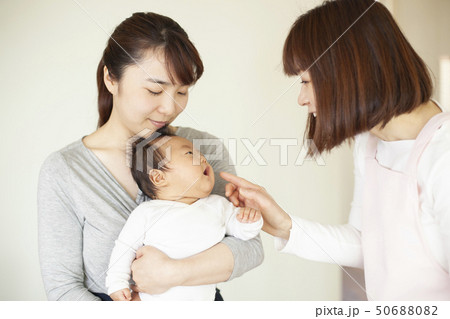 看護師さんと乳児 50688082