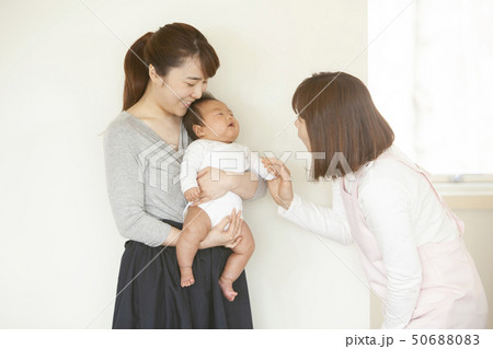 看護師さんと乳児 看護師さんと乳児 50688083