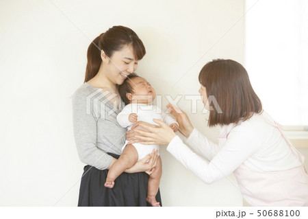 看護師さんと乳児 50688100