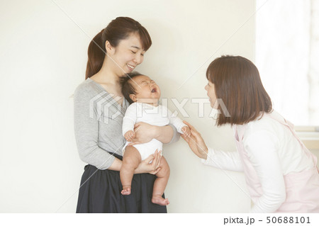 看護師さんと乳児 50688101