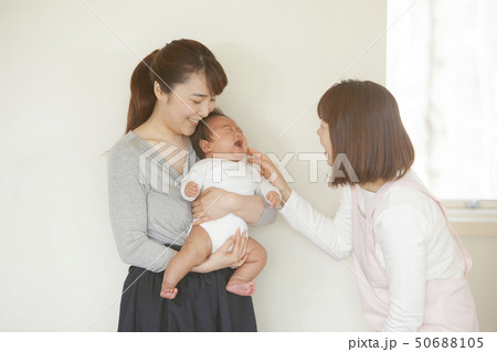 看護師さんと乳児 50688105