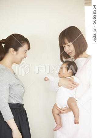 保育園に子どもを預ける 保育園に子どもを預ける 50688564