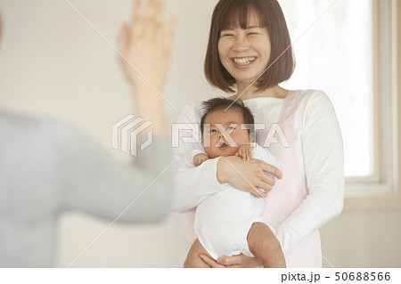 保育園に子どもを預ける 保育園に子どもを預ける 50688566