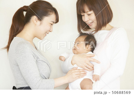 保育園に子どもを預ける 保育園に子どもを預ける 50688569