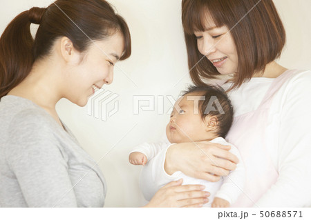 保育園に子どもを預ける 50688571