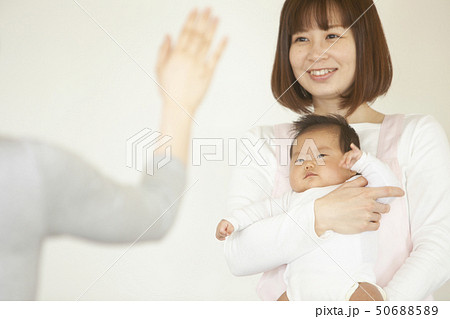 保育園に子どもを預ける 50688589