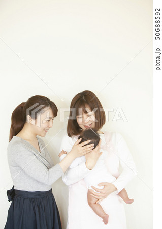 保育園に子どもを預ける 保育園に子どもを預ける 50688592