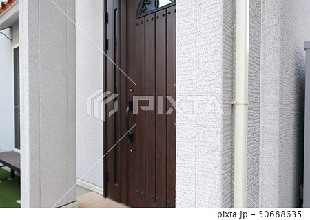 玄関 (鉄平石 石張り施工 外構 住宅 エクステリア 一軒家 一戸建て 玄関ドア コピースペース) 50688635