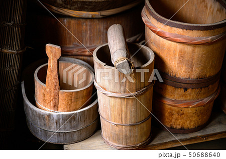 古い日本の木桶イメージ	 50688640