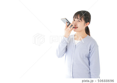 音声入力をする若い女性 50688696