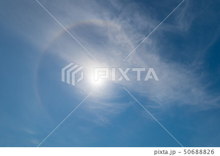 太陽と日暈(ひがさ) 50688826