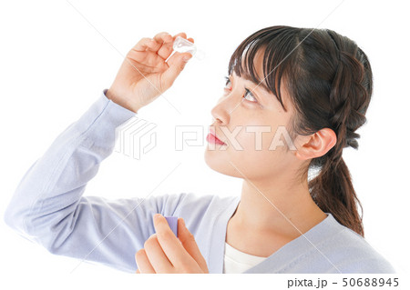 目薬を入れる若い女性 50688945
