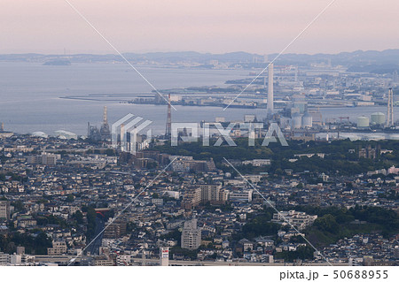 日本の横浜都市景観 根岸競馬場跡や根岸森林公園、横浜・八景島シーパラダイス方面などを望む 日本の横浜都市景観 根岸競馬場跡や根岸森林公園、横浜・八景島シーパラダイス方面などを望む 50688955