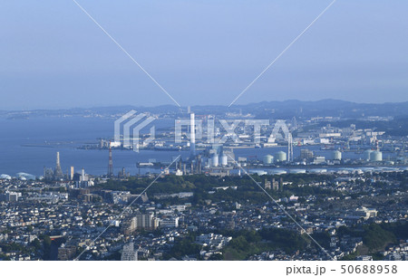 日本の横浜都市景観　根岸競馬場跡や根岸森林公園、横浜・八景島シーパラダイス方面などを望む 50688958