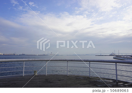 雲と少しの青空のパシフィコ横浜周辺の海の風景 雲と少しの青空のパシフィコ横浜周辺の海の風景 50689063