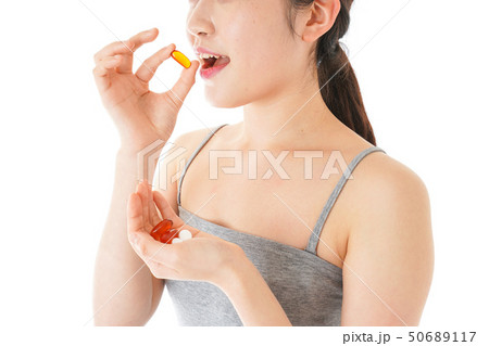 薬・サプリメントを服用する若い女性 薬・サプリメントを服用する若い女性 50689117