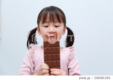 チョコレート (スイーツ おやつ お菓子 虫歯 女の子 3才 3歳 子育て 育児 コピースペース) チョコレート (スイーツ おやつ お菓子 虫歯 女の子 3才 3歳 子育て 育児 コピースペース) 50690160