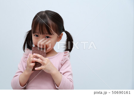 チョコレート (スイーツ おやつ お菓子 虫歯 女の子 3才 3歳 子育て 育児 コピースペース) 50690161