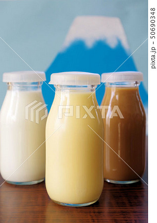 牛乳とフルーツ牛乳とコーヒー牛乳 牛乳とフルーツ牛乳とコーヒー牛乳 50690348
