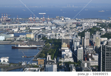 日本の横浜都市景観  港の見える丘公園や山下公園などを望む 50690655