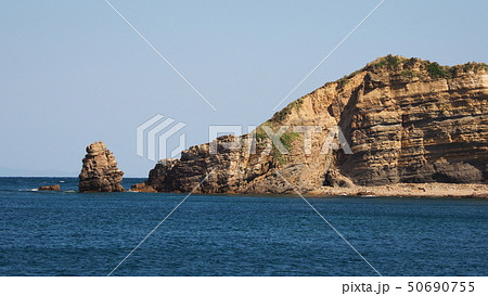 無人島の岩場 50690755