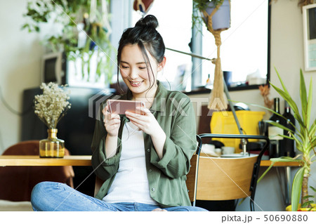 女性 新生活 リビング 若い女性 ライフスタイル 女性 新生活 リビング 若い女性 ライフスタイル 50690880