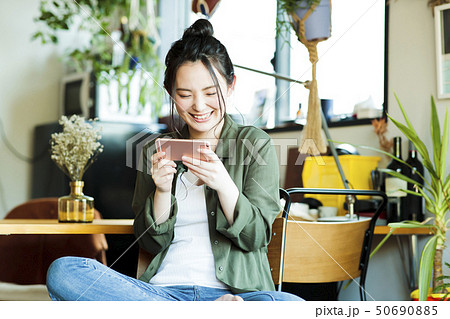 女性 新生活 リビング 若い女性 ライフスタイル 女性 新生活 リビング 若い女性 ライフスタイル 50690885