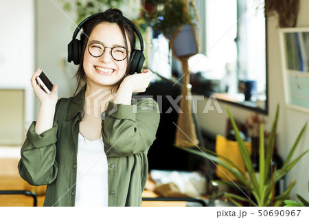 女性 新生活 リビング 若い女性 ライフスタイル 女性 新生活 リビング 若い女性 ライフスタイル 50690967
