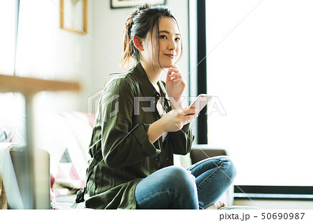 女性 新生活 リビング 若い女性 ライフスタイル 女性 新生活 リビング 若い女性 ライフスタイル 50690987