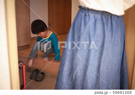 外出したくない男の子 50691309