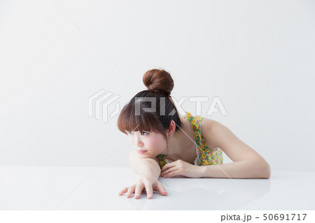 女性・テーブル 50691717