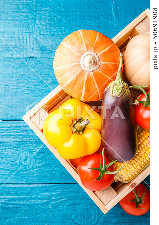 Picture from above of wooden box with autumn vegetables 50691908