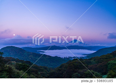 (神奈川県)箱根大観山から望む、雲海の芦ノ湖と富士山 夜明け (神奈川県)箱根大観山から望む、雲海の芦ノ湖と富士山 夜明け 50693105