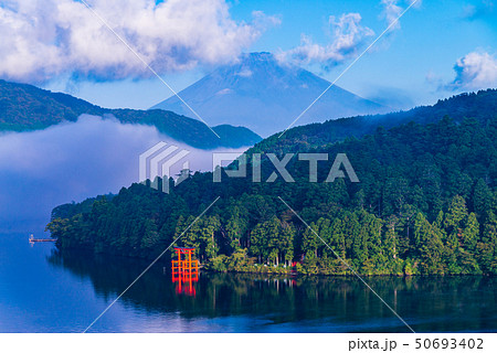 （神奈川県）芦ノ湖の箱根神社鳥居と富士山　早朝 50693402