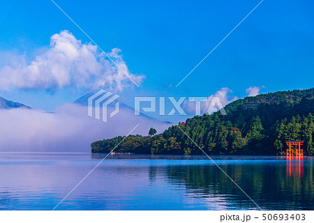 (神奈川県)芦ノ湖の箱根神社鳥居と富士山 早朝 (神奈川県)芦ノ湖の箱根神社鳥居と富士山 早朝 50693403