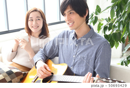 ギターを弾く彼氏と彼女のイメージ ギターを弾く彼氏と彼女のイメージ 50693429