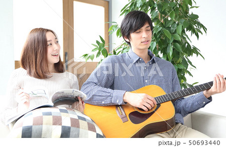 ギターを弾く彼氏と彼女のイメージ 50693440