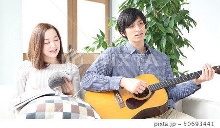 ギターを弾く彼氏と彼女のイメージ 50693441