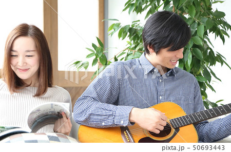 ギターを弾く彼氏と彼女のイメージ 50693443