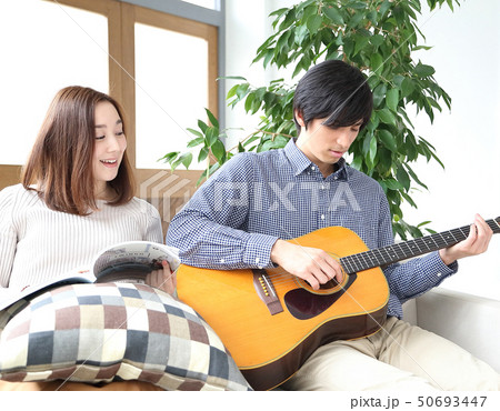 ギターを弾く彼氏と彼女のイメージ 50693447