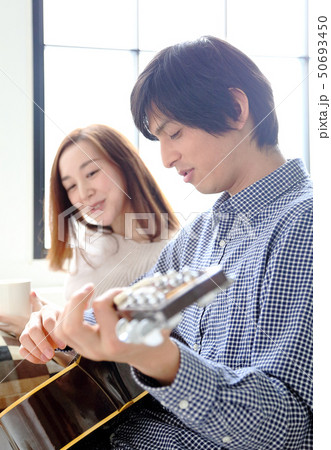 ギターを弾く彼氏と彼女のイメージ 50693450