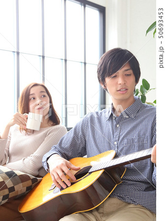 ギターを弾く彼氏と彼女のイメージ ギターを弾く彼氏と彼女のイメージ 50693453