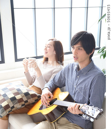 ギターを弾く彼氏と彼女のイメージ 50693455