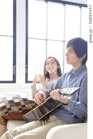 ギターを弾く彼氏と彼女のイメージ ギターを弾く彼氏と彼女のイメージ 50693457