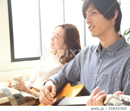 ギターを弾く彼氏と彼女のイメージ 50693460