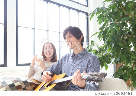ギターを弾く彼氏と彼女のイメージ 50693461