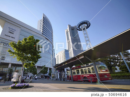 日本の横浜都市景観 桜木町駅前の横浜ランドマークタワーなどを望む 日本の横浜都市景観 桜木町駅前の横浜ランドマークタワーなどを望む 50694616