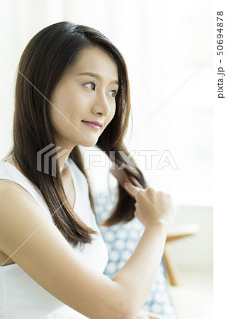 若い女性 ヘアケア 50694878
