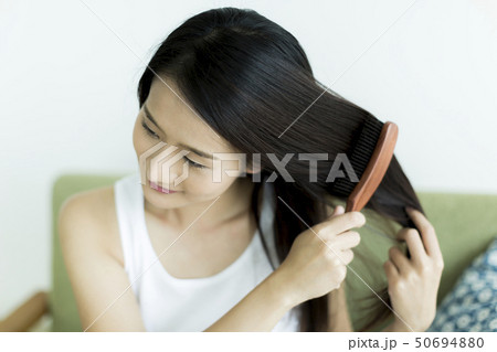 若い女性 ヘアケア 50694880