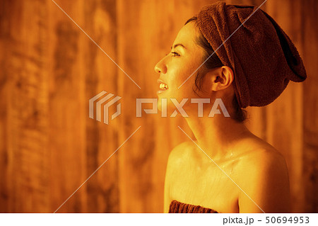サウナ　温泉　入浴　休憩　女性　汗 50694953
